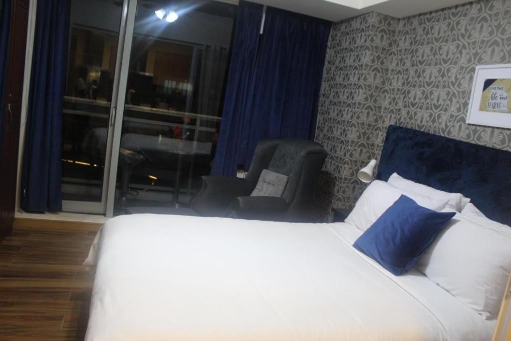 Azure C2 Balcony Wifi Near Mall Airport Multiple Units Paranaque City Екстериор снимка